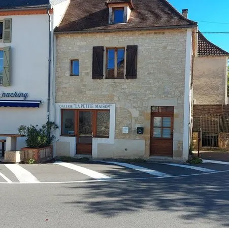 Petite maison « en pierre » joliment rénovée, avec un local commercial attenant