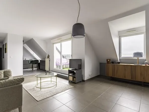 Appartement récent avec vue dégagée, balcon et parking