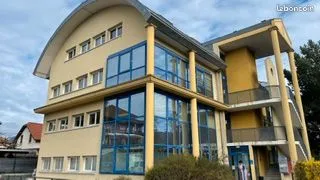 Local professionnel 66 m2 à louer (annecy cran gevrier ) parking-