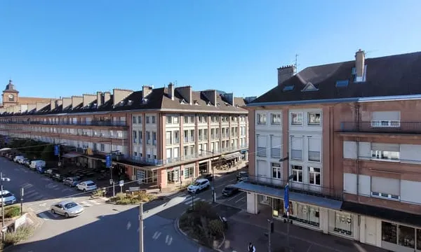 COEUR DE VILLE, BEL APPARTEMENT avec vue panoramique et balcon.