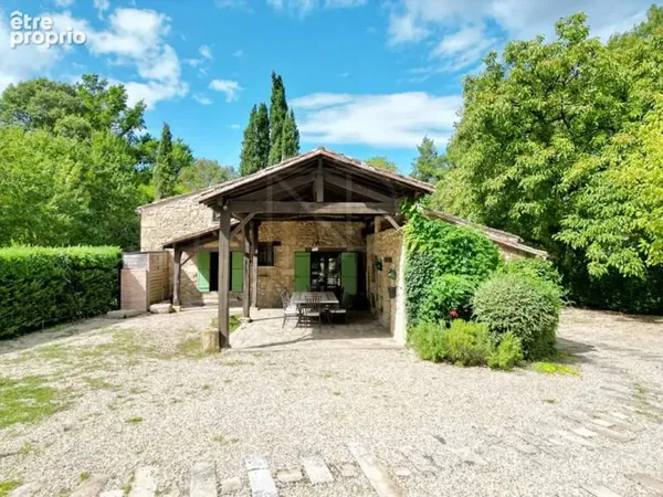 Ferme du 17ème siècle avec accès à la rivière