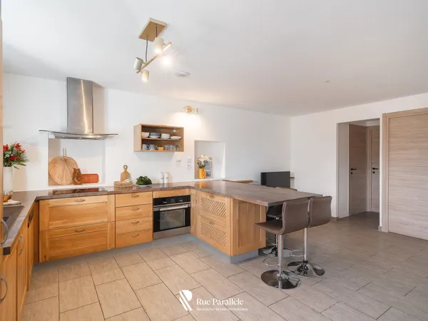 Appartement T2 rénové avec terrasse, jardin privatif & 3 stati