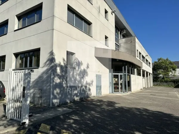 Local professionnel 197 m²