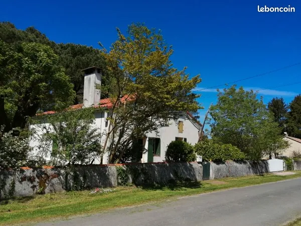 Maison ancienne sur terrain boisé