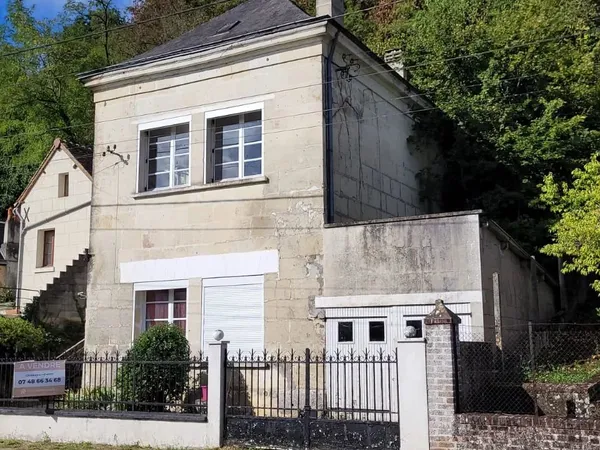 EXCLUSIVITÉ – MAISON DE VILLAGE, CAVES ET ACCÈS PRIVATIF AU BORD DU LOIR