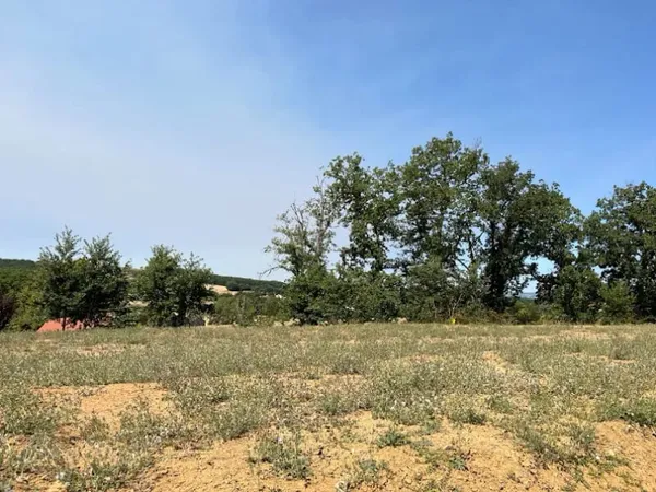Terrain 697 m²