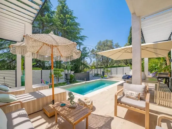 MOUGINS - VILLA NEUVE - AU PIED DU VILLAGE