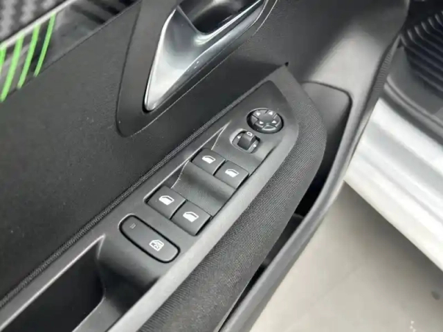 Peugeot 208 puretech 75 s&amp;s bvm5 — photo 18