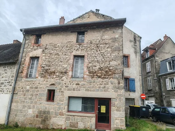 Immeuble au centre ville avec un commerce au rez -de-chaussée et possibilité de faire un appartement