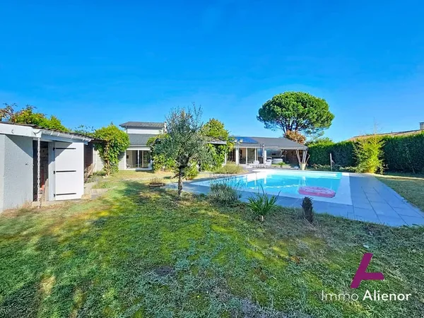 Maison familiale de 172 m² avec piscine et jardin à Lanton (qu