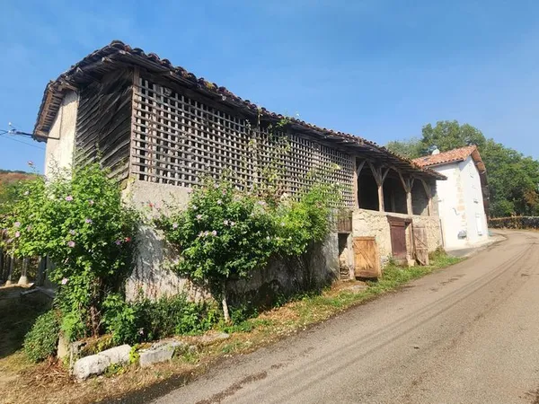 Ensemble immolier dans hameau