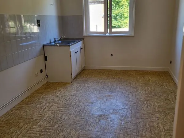 APPART T3 refait à neuf centre village + garage