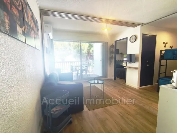 P2 cabine rénové, vendu meublé, avec agréable loggia. Toilette
