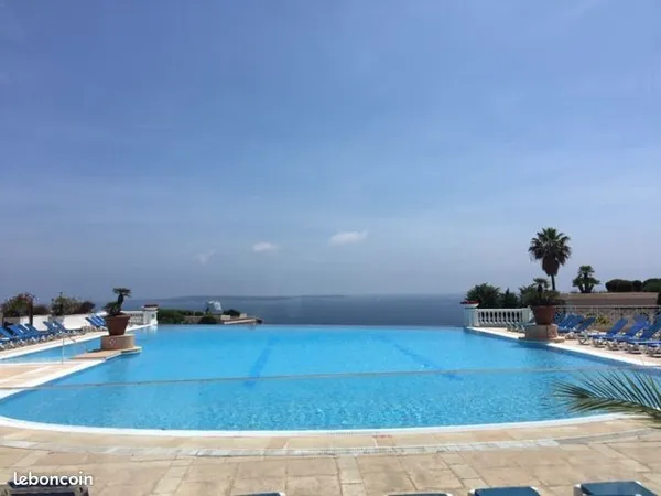 Cannes T2 balcon-piscine-clim-parking