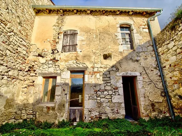Maison à vendre à Astaffort - 8 pièces avec fort potentiel de rénovation