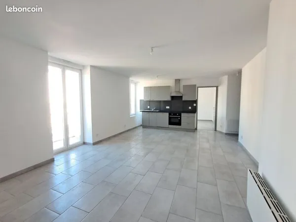 A louer bel appartement de type T4 de 77,61 m2 au 1er étage avec balcon rénové à neuf