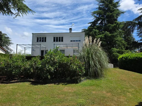 Je vous invite à venir découvrir cette propriété familiale, implantée sur la commune d'Ecully, dans 