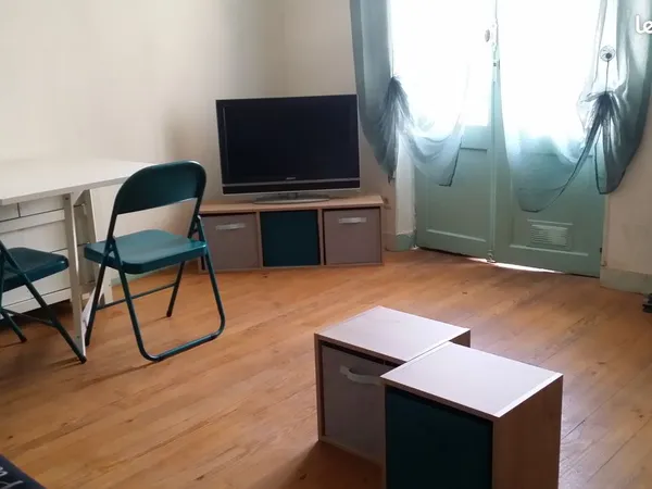 A louer quartier préfecture studio meublé RDC avec jardinet