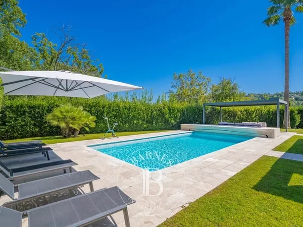 MOUGINS - VILLA DANS UN DOMAINE PRIVE - A PIEDS DES COMMODITES