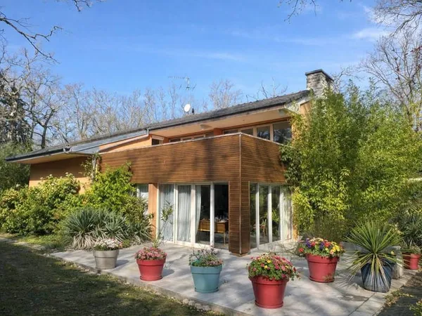Maison 8 pièces 261 m²