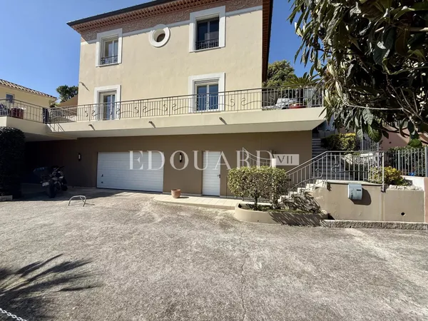 Maison d’exception à vendre à Menton Borrigo avec bassin chauffé, vaste terrasse et belle vue mer pa