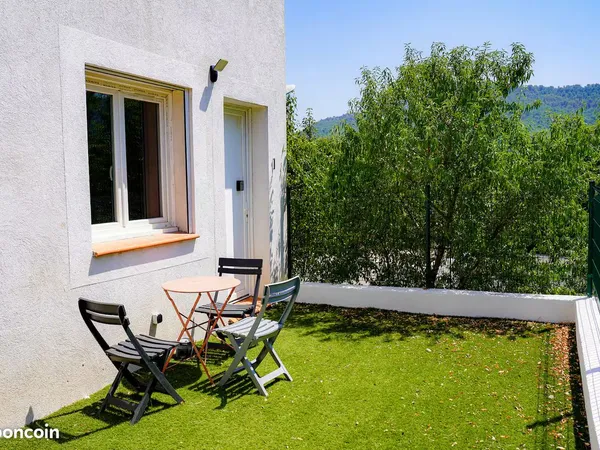 T2 meublé en rez-de-jardin tout équipé au calme - 5 min de Cassis