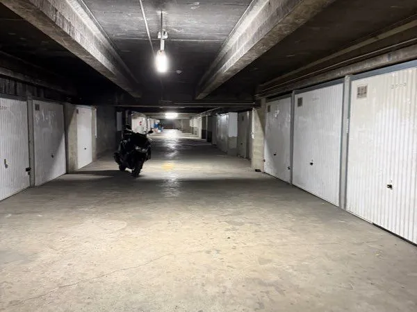 Box fermé à louer à Bagnolet - Résidence sécurisée avec alarm