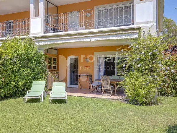 Appartement avec jardin dans un domaine fermé