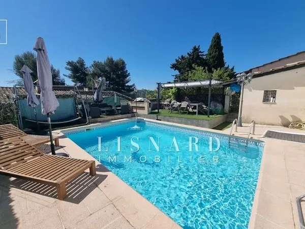 Maison 8 pièces 235 m²