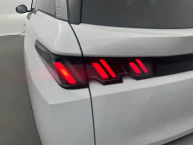 Peugeot 5008 hybrid 136 e-dcs6 — photo 17