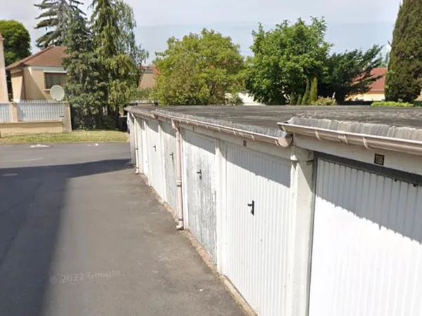 BOX FERMÉ 16 m² À LOUER - FRANCONVILLE