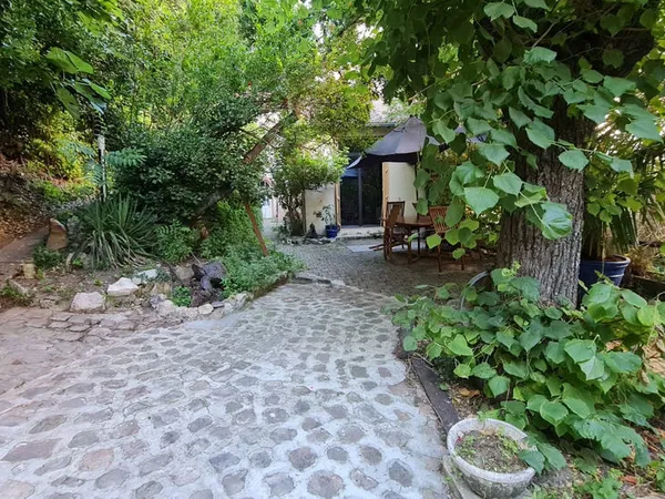 Charmant appartement T5 avec séparation dans un Cadre Verdoyant Potentiel Locatif Élevé