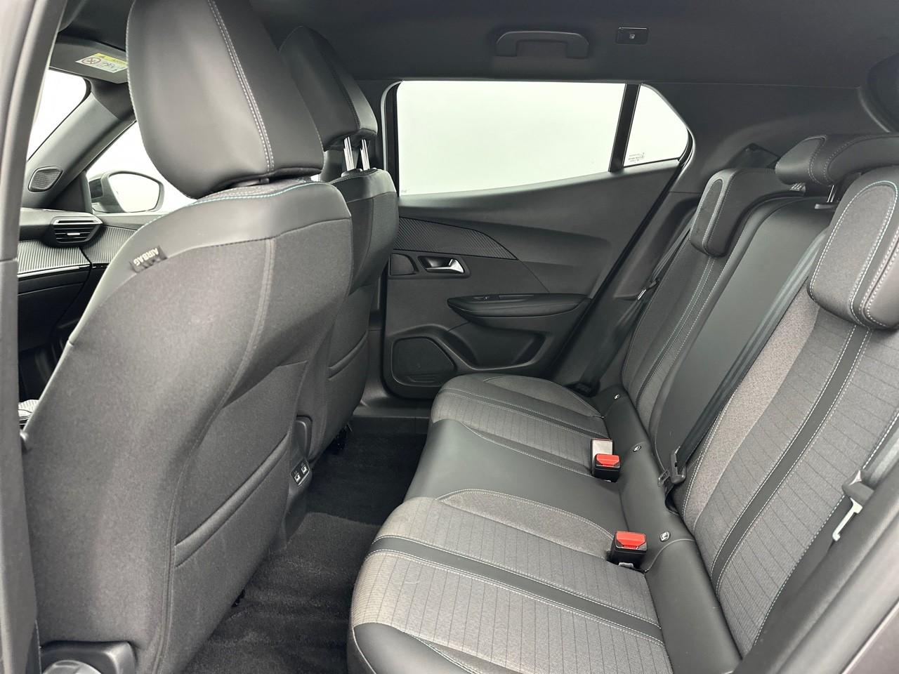 Peugeot 2008 puretech 130 s&s eat8 allure pack — photo 12