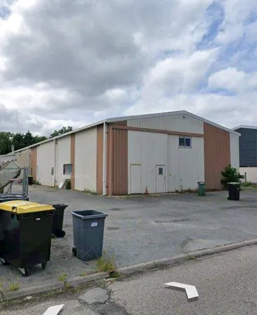 Entrepôt local d'activité 154m2 au sol + mezzanine 32m2
