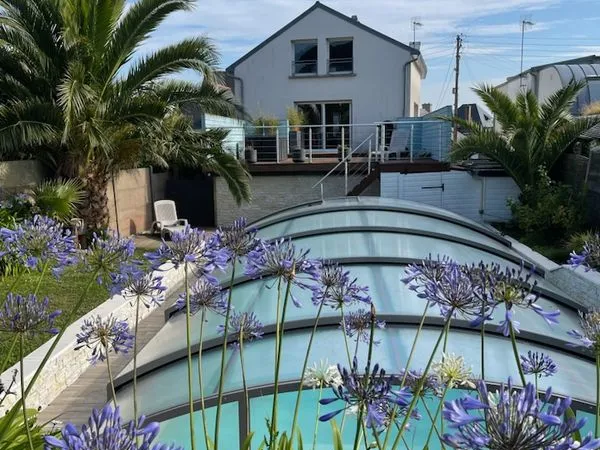 Trégastel - À 500 mètres de la plage, propriété avec piscine et fort potentiel