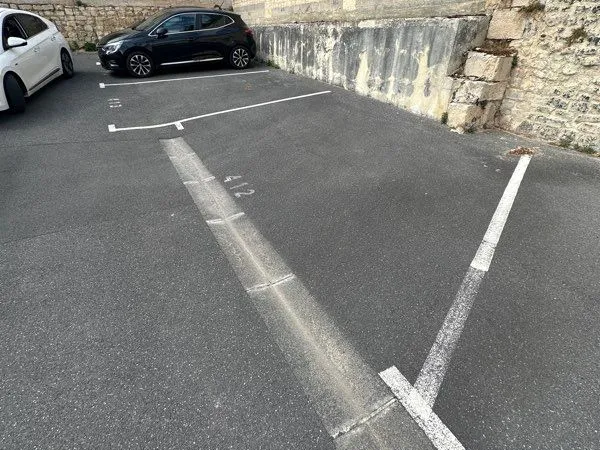 Grande place de parking extérieure 17,3 m² - Caen