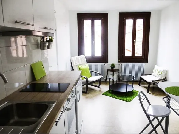 Mignon studio meublé et mansardé en dernier étage