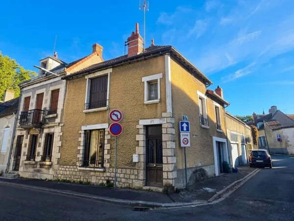 Cosne-sur-Loire : maison à rénover + appartement indépendant, garage double et cave, idéal investiss