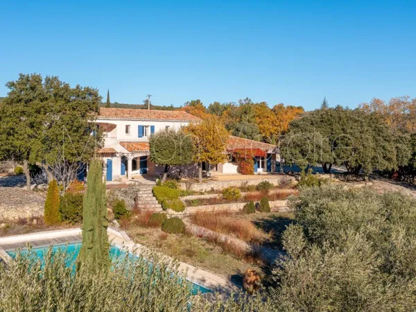 Maison en pierre avec vue panoramique et piscine chauffée.