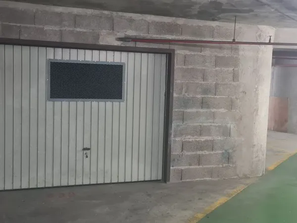 Grand BOX Fermé et sécurisé 27m² - Double emplacement - Métro Place d'Italie Paris 13