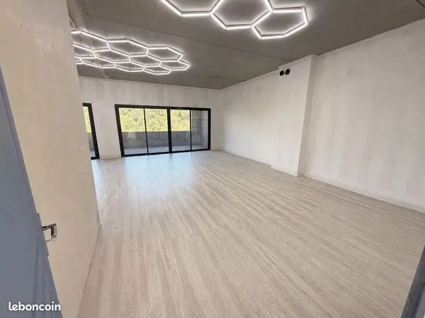 Local/bureau/stockage 110m2