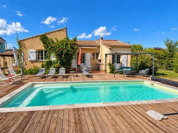 Maison de plain pied avec piscine