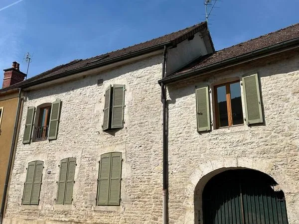 MAISON DE CARACTERE EN PIERRE 145m2 HABITABLES + TERRAIN ATTENANT 300m2