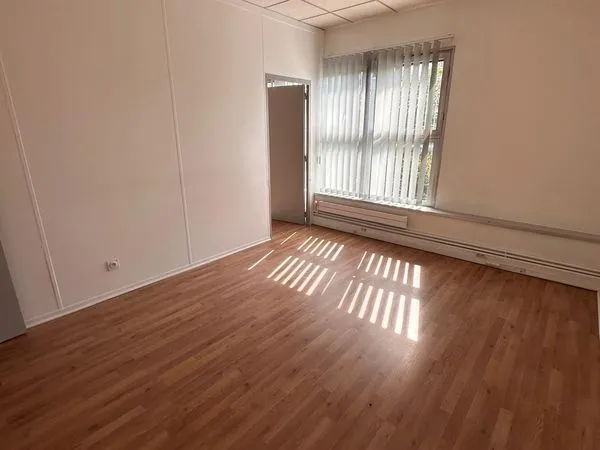 Bureaux 51 m² - 3 espaces cloisonnés + cuisine - Villiers-sur-Marne (94)