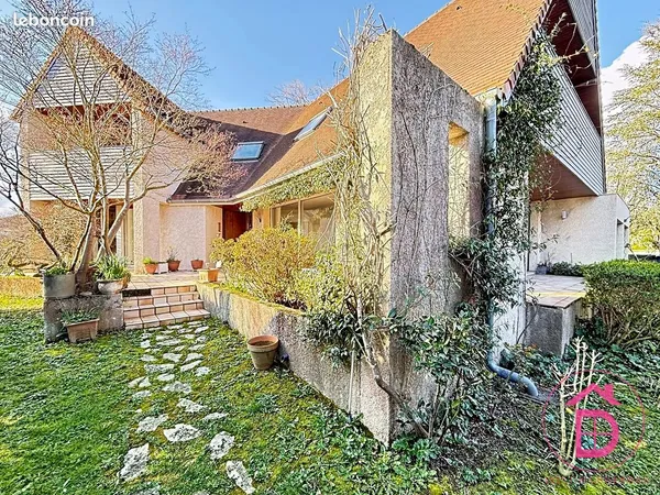 Maison 7 pièces 220 m²