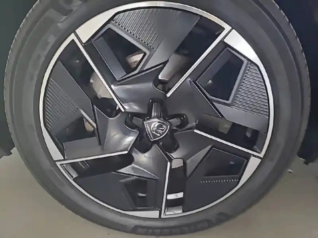 Peugeot 408 phev 225 e-eat8 — photo 13