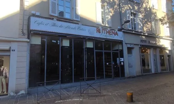 Local commercial 52 m²  Centre-ville historique  Belle visibilité