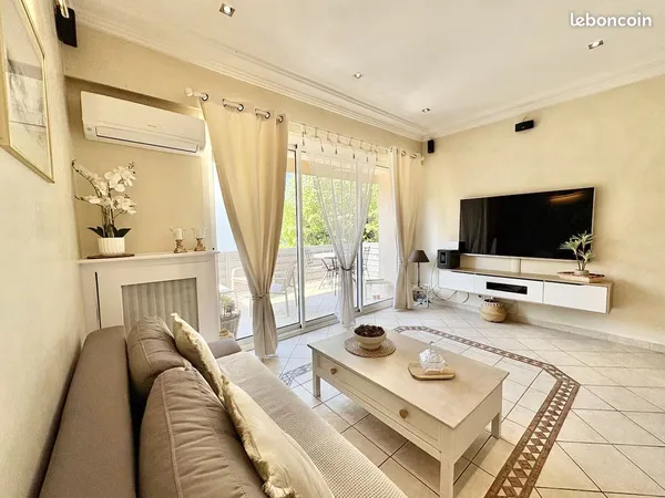 Jolie T3, étage villa avec piscine et parking