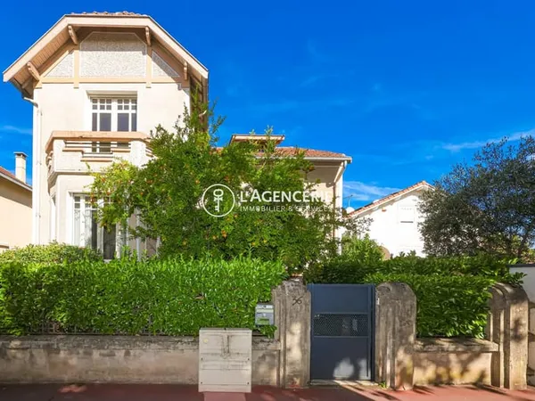Maison T7 de caractère à fort potentiel