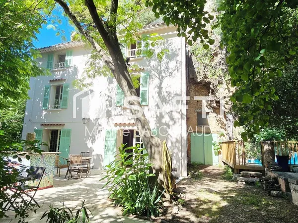 Maison Provençale avec Grotte troglodyte et bassin d'ornement